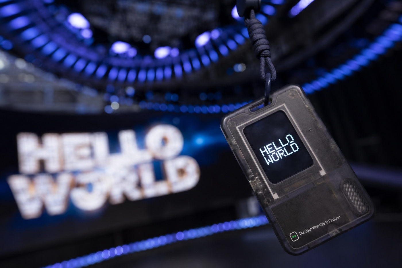 开发者佩戴开造世界的 AI 通行证